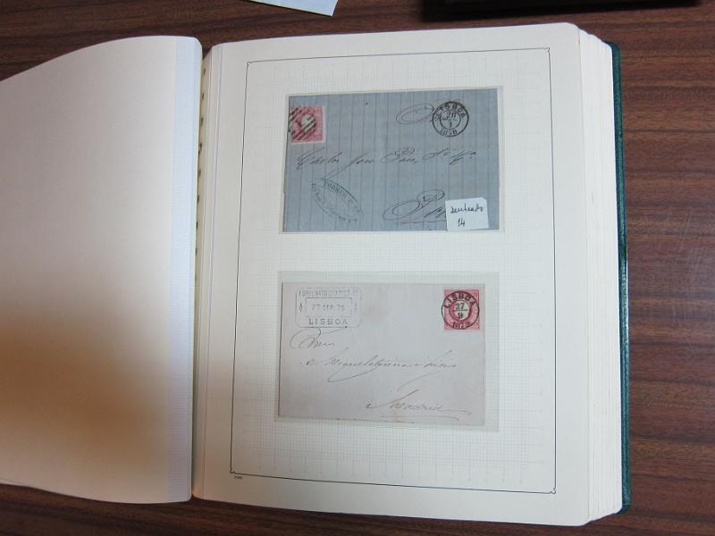 0018 (11).JPG -     Lote:    18      Marcofilia      Lotes Especiais       Descrição:         Portugal &mdash; Colecção especializada em dois álbuns com estudo especializado das marcas de duplo círculo e circulares de Lisboa, com selos de diversas emissões e cartas. Lote a ver.        Lote       Valor Base:     &euro; 1.000,00     Valor Venda:     Retirado     